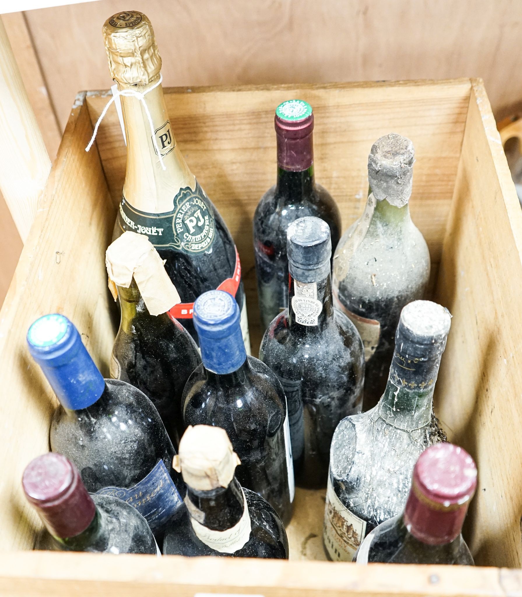 Assorted wines, port and champagne, 11 bottles